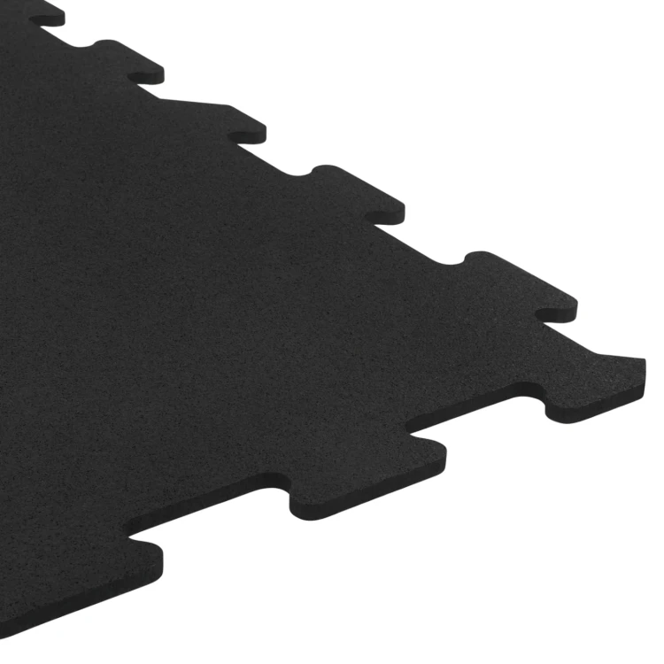 Zbliżenie na narożnik czarnej maty Puzzle PRO – precyzja cięcia waterjet, tolerancja poniżej 1 mm