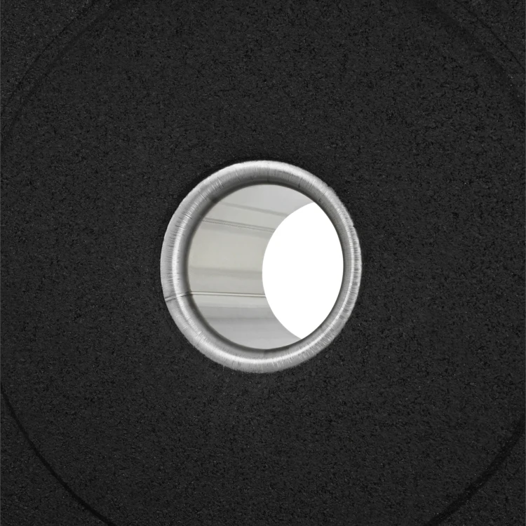 obciazenie-olimpijskie-bumper-essential-detal-stalowej-tulei-makro.webp