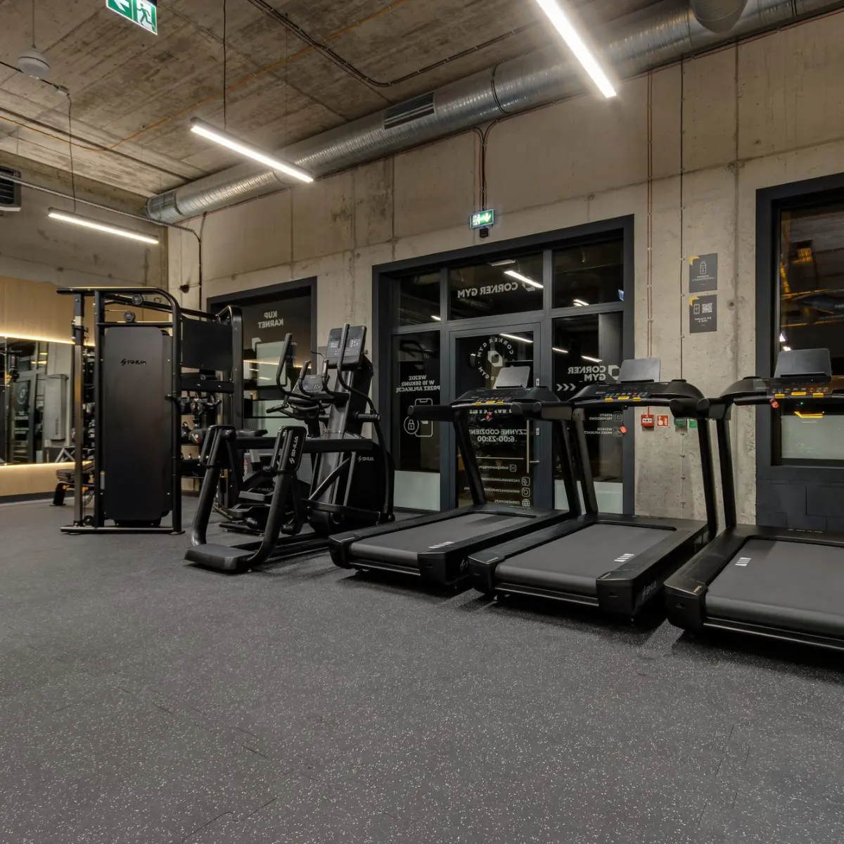 Corner Gym Kraków - system dwuwarstwowy w strefie wolnych ciężarów