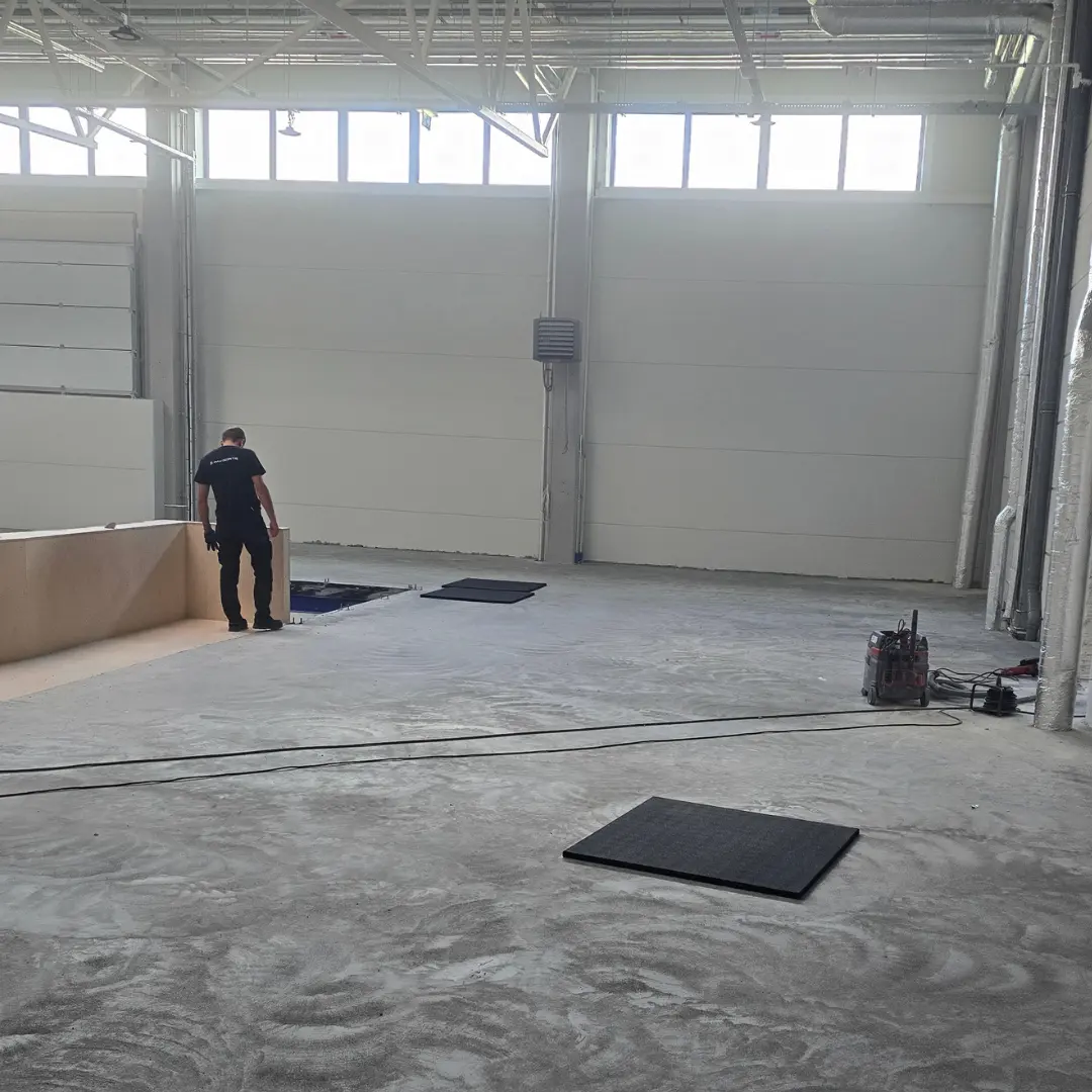 Centrum Wspinaczkowe Delta Climb Gdańsk - montaż podłogi gumowej na antresoli