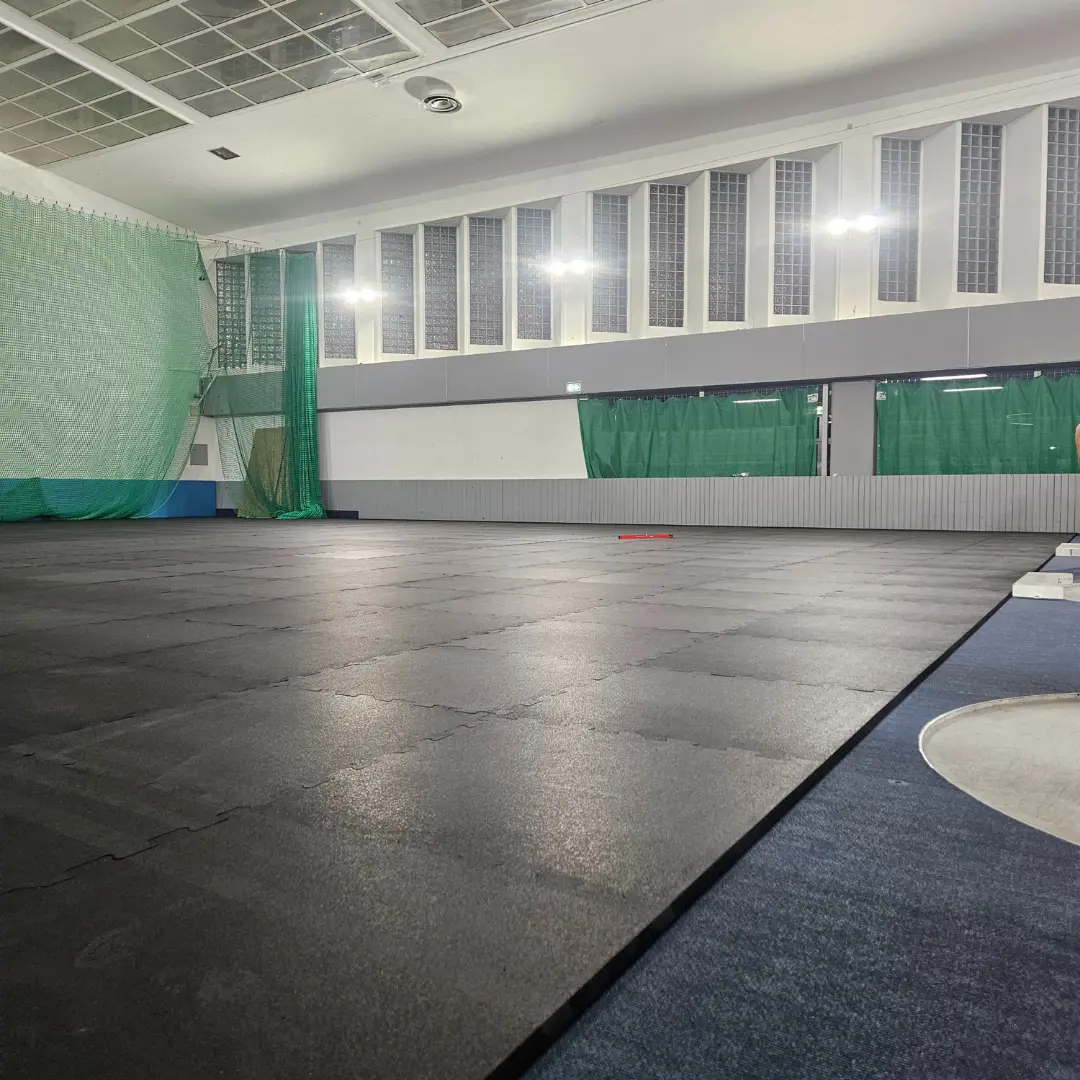 Hala AWF Warszawa 400 m² – maty gumowe puzzle PRO 20 mm chroniące betonową wylewkę