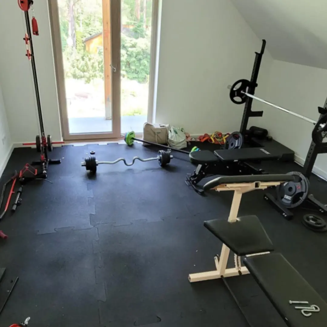 Siłownia domowa 16 m² w Stęszewku – maty gumowe puzzle PRO 15 mm ułożone samodzielnie