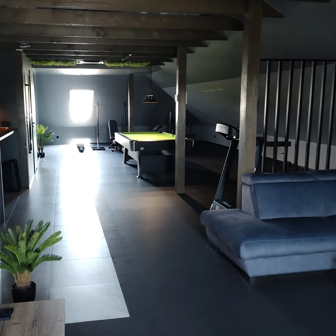 Siłownia i strefa rozrywki na strychu - realizacja 130 m2