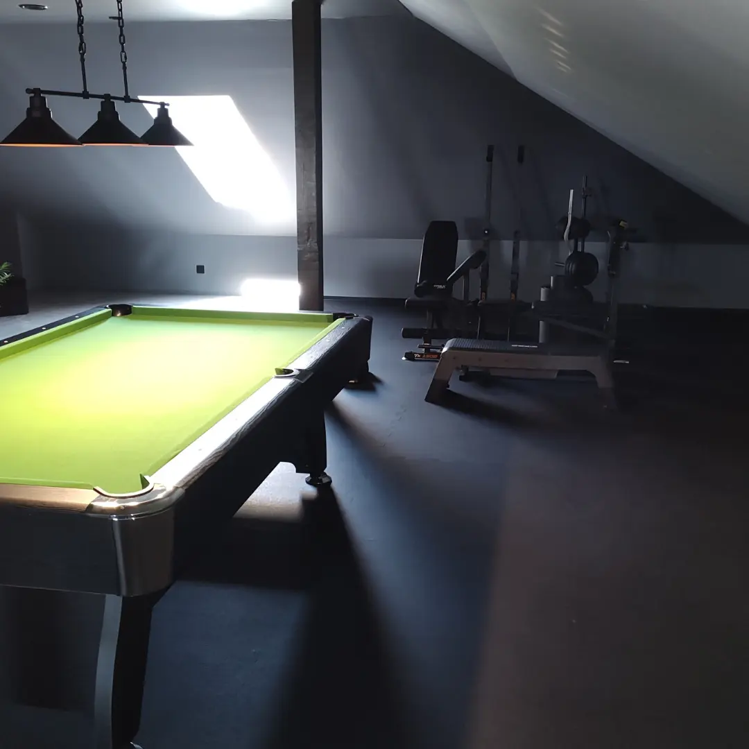 Siłownia i strefa rozrywki na strychu - realizacja 130 m2