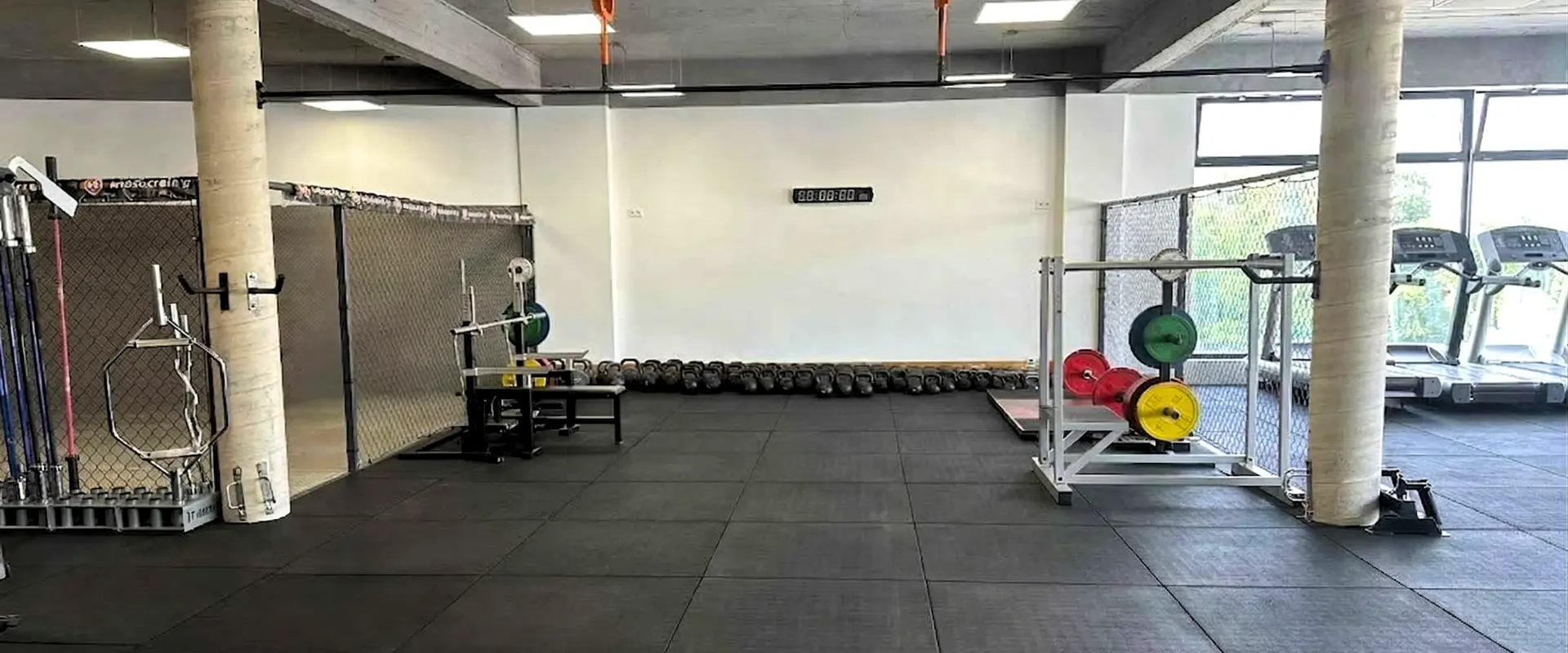 Jak wyciszyć siłownię na piętrze? Realizacja 310 m² w Ełku z matami Antishock 43 mm