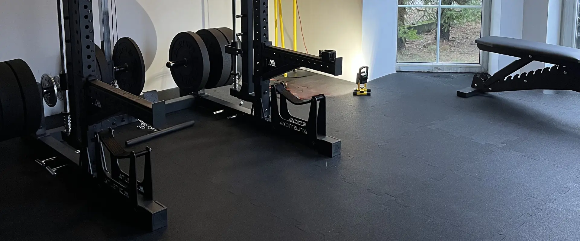 Jak urządzić profesjonalne studio treningowe na 25 m²? Przestrzeń „Brzykcy Trening" z nawierzchnią Fitness Puzzle Mini