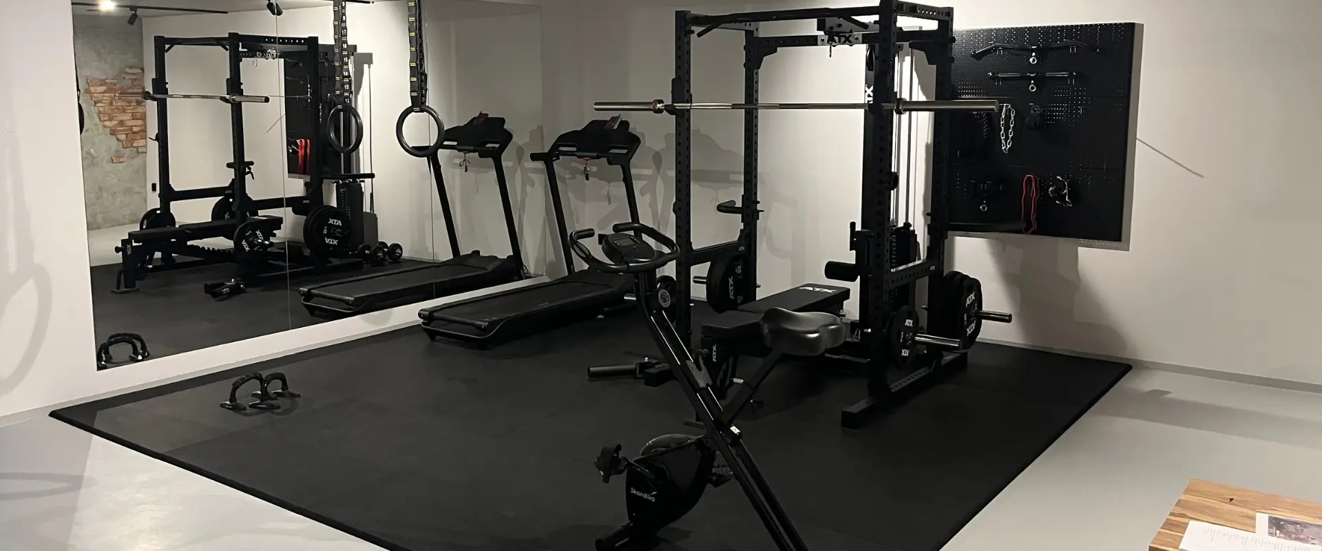 Elegancka strefa treningowa: 16 m² funkcjonalności z precyzyjnym wykończeniem mat Gym Square Pro o grubości 20 mm