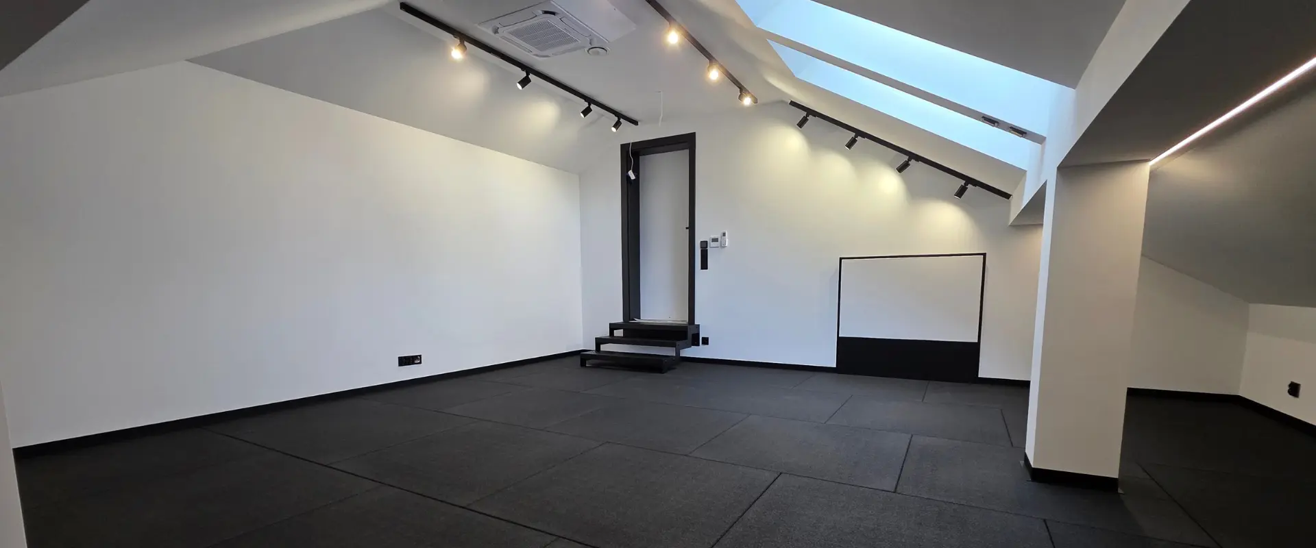 Domowa siłownia na strychu pod martwy ciąg i przysiady ze sztangą. Realizacja 41 m² z matą Antishock 30 mm