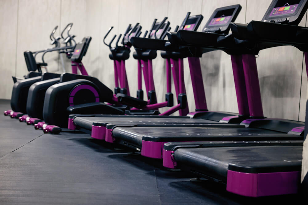 Jak dobrać nawierzchnię pod strefę cardio (bieżnia, rower, ergometr)