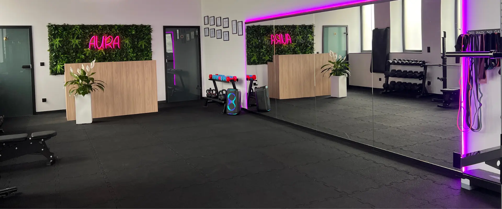 AURA w Zakliczynie: 63 m² czarnej maty Fitness Puzzle 15 mm dla nowoczesnej siłowni